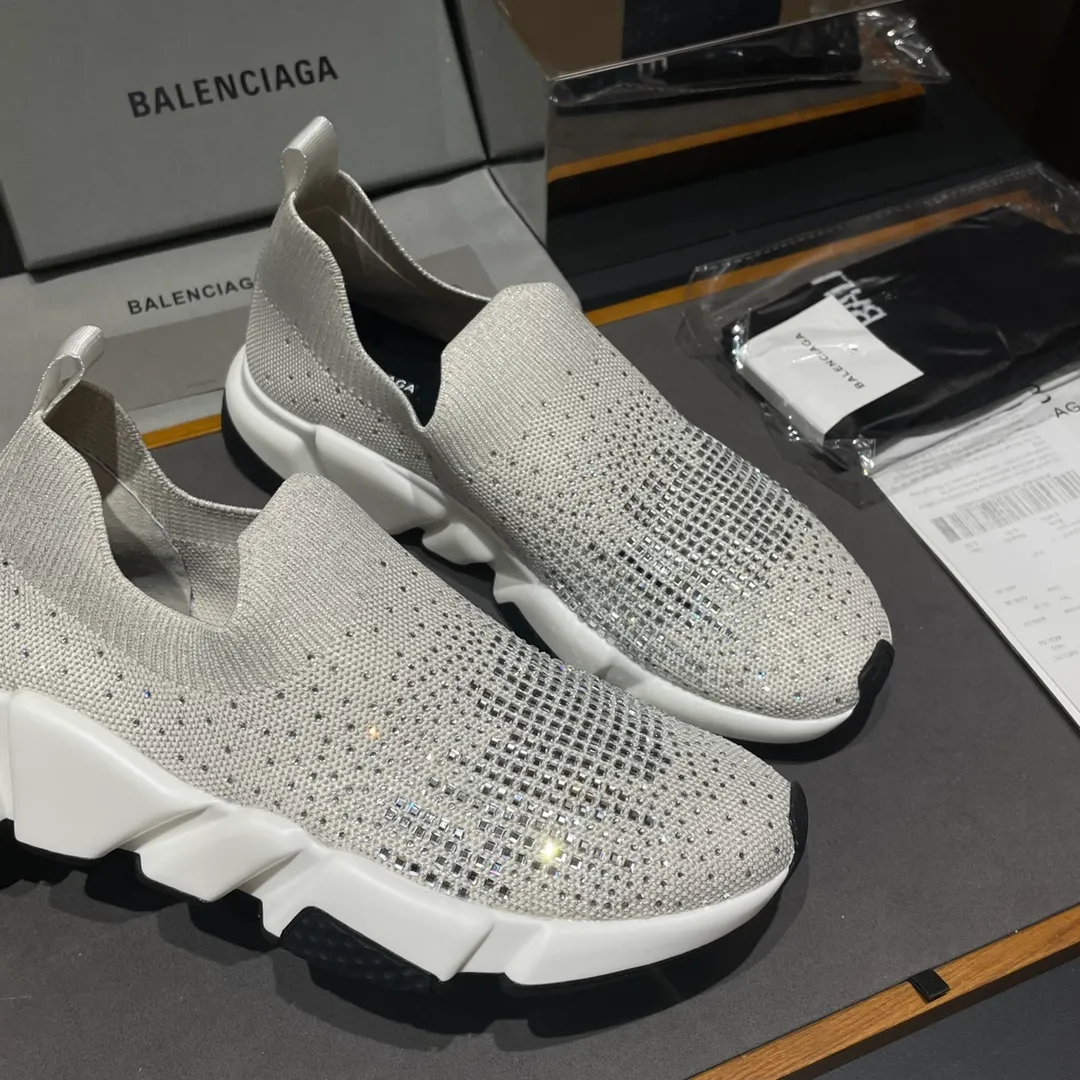 👟👟Ex-factory price 400👟👟 Balenciaga Balenciaga 🌝🌝glitter single shoes world premiere 🌈INS Weibo magazine sold out 💥💥counter limited edition ⚠️ Czech crystal hot diamond ⚠️specially customized fabric with summer cooling and heating effect ⚠️TPU ten PU vacuum combination bottom (not a plastic bottom formed by market currency) ,) The inner craftsmanship and material are the same as the original! ! Size 35 to 45M standard size (34, 46 can be customized) original high-end top complete package (with original Balenciaga socks included)